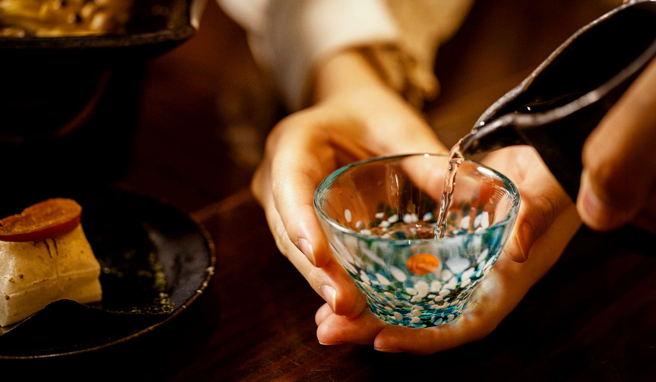お酒注ぐ